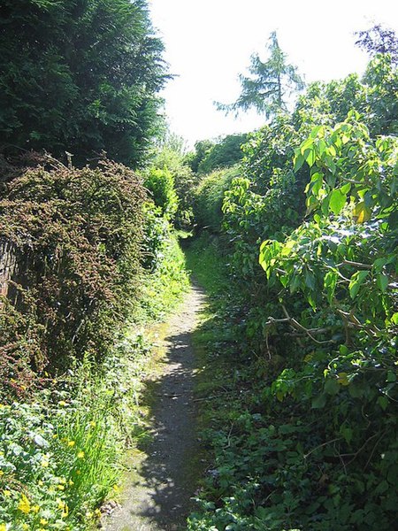 File:Footpath heading east from St Giles Court - geograph.org.uk - 832959.jpg