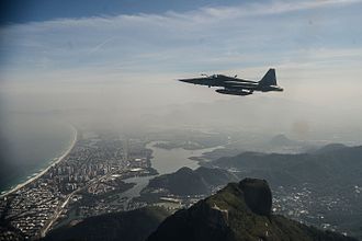 F-5EM Tiger II fighter jet of the Brazilian Air Force during an air intercept training for Rio 2016 Forca Aerea Brasileira (FAB) faz treinamento de interceptacao aerea para os Jogos Olimpicos de 2016.jpg