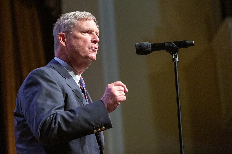 File:Former Iowa Governor Tom Vilsack speaking at the Heartland Forum in Storm Lake, Iowa (33633812448).jpg