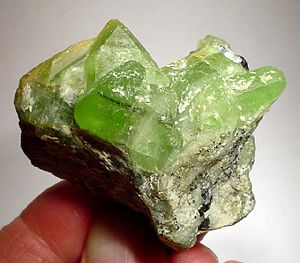 Cúmulo de cristales de peridoto