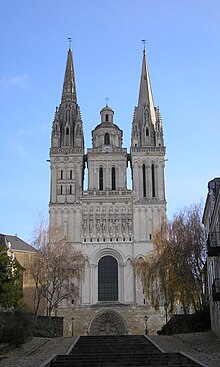 Foto af facaden på en katedral, en trappe i forgrunden (Montée Saint-Maurice).