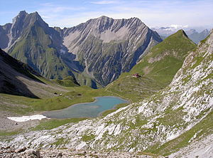 Freispitze (left), in front of this the Jägerücken and Saxerspitze (2690 m);  in the foreground the Memminger Hütte with its local mountain, the Seekogel (2412 m) and the Untere Seewisee, seen from the east