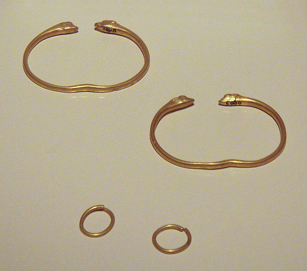 Galatian bracelets and earrings, 3rd century BC, Hidirsihlar tumulus, Bolu. Istanbul Archaeological Museum.