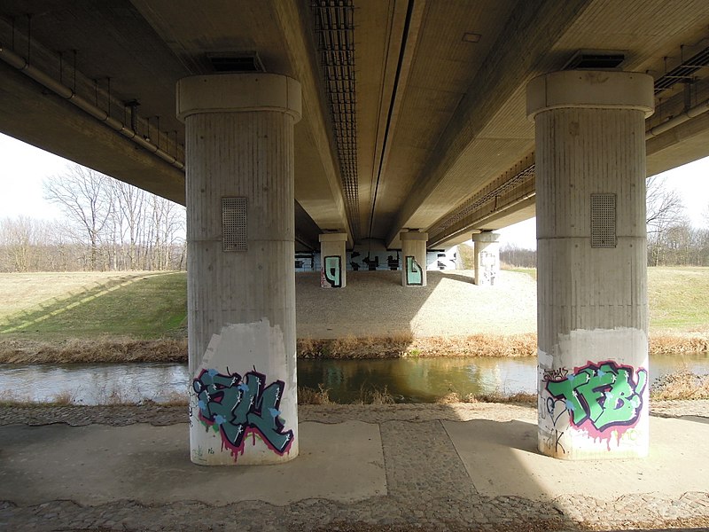 File:Gaschwitzer Autobahnbrücke BAB 38 bzw. A 38 über Pleiße, S 72 und Bahnstrecke Leipzig-Hof führend -Untersicht- im März 2018c.jpg