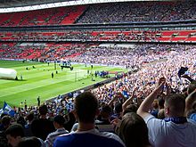 Gillingham taraftarları maçın ardından kutlama yaptı