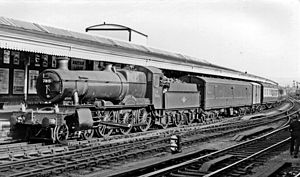 Gare centrale de Gloucester, avec un train qui s'arrête jusqu'à Hereford geograph-2510735-by-Ben-Brooksbank.jpg