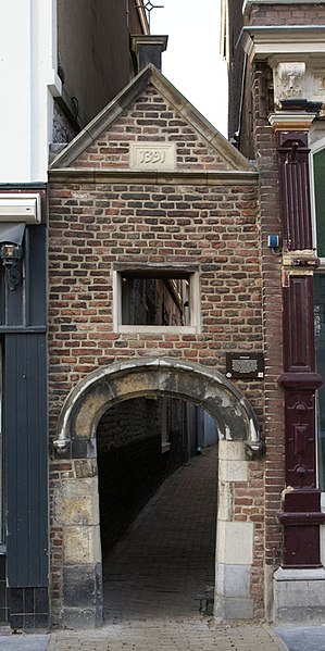 File:Gorinchem - rijksmonument 16699 - Achter de Kerk bij 4 - Gasthuispoortje 20120311.jpg