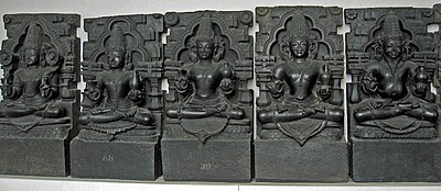 Navagraha sochy z Konark Sun Temple (Britské muzeum).  Zleva doprava: Surya, Chandra, Mangala, Budha, Brihaspati, Shukra, Shani, Rahu, Ketu.