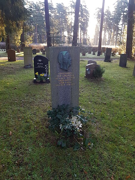 File:Grave of Per Lindroth.jpg