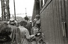 Grupo de exiliados franceses tomando un tren en la estación del Norte (9 de 9) - Fondo Car-Kutxa Fototeka.jpg