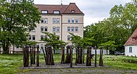 Die Skulptur Gruppenfigur 70fach von Schang Hutter steht in Freiburg im Breisgau in der Sautierstraße vor der Kantine der Oberfinanzdirektion