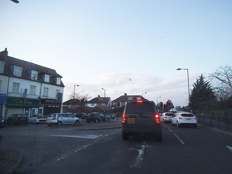 File:Hedge Lane, Palmers Green - geograph.org.uk - 3805406.jpg