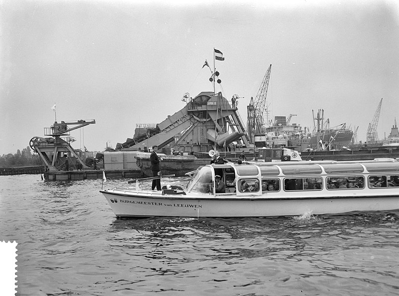 File:Hervatting IJ tunnelwerkzaamheden . Mr. van het Hull geeft aanvangssein vanaf bo, Bestanddeelnr 912-9976.jpg