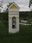 Hluboká nad Vltavou, výklenková kaplička se sochou sv.Jana Nepomuckého.jpg