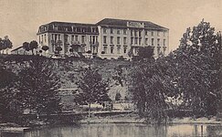 Hotel e Lago.