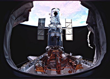 ไฟล์:Hubble on the payload bay just prior to being released by the STS-109 crew.jpg