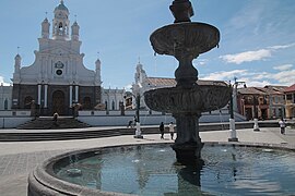 Iglesia y plaza central de Sangolquí.jpg