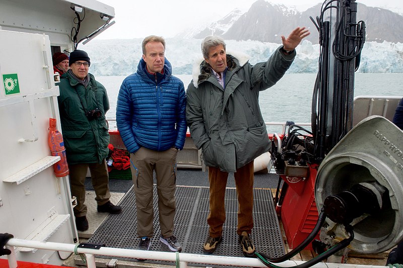 File:In Norway, Secretary Kerry Addresses Reporters After Seeing the Effects of Global Warming on the Arctic (27428058190).jpg