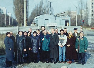 Wissenschaftler am Eingang der Totenstadt Pripjat im Jahr 2000.