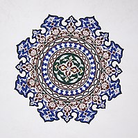 Koska Koraani kieltää ihmisen kuvaamisen, ovat monenlaiset kauniit geometriset kuviot tyypillisiä islamilaisessa kuvataiteessa.