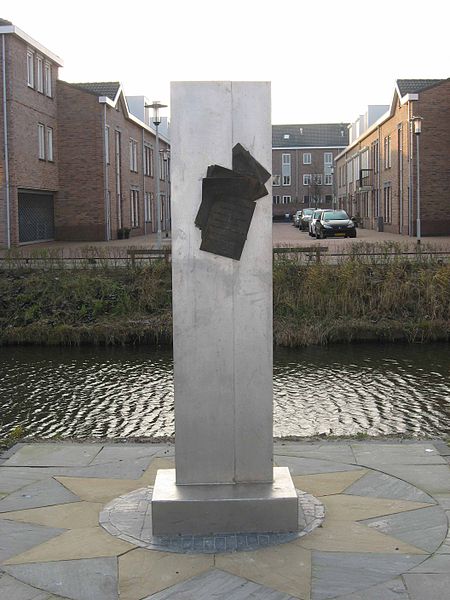 File:Jan Campert monument Spijkenisse op-locatie.jpg