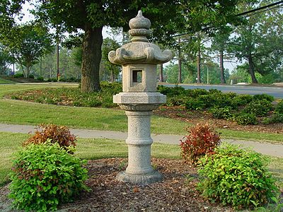 18e-eeuwse Japanse lantaarn bij Powers Hall, University of North Alabama campus