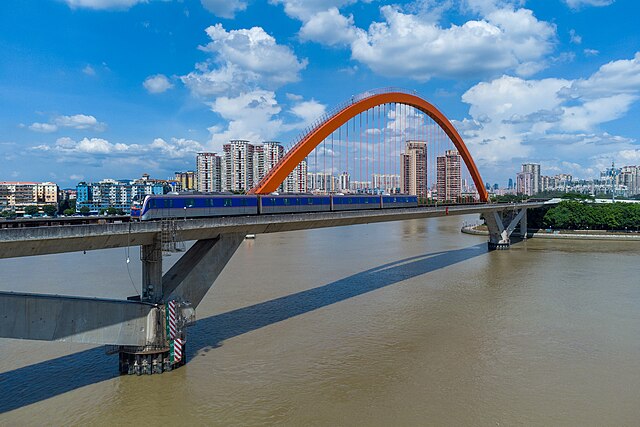 A Line 6 train on the Jinshazhou Pearl River Bridge