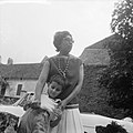 Josephine Baker in Kasteel Les Milandes J B met zoonje Moise, Bestanddeelnr 912-6517.jpg