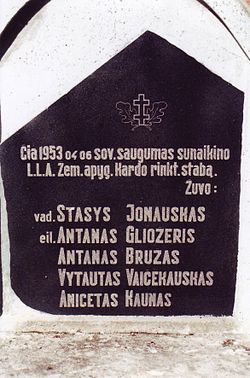 Memorialinė lenta 1953 m. žuvusiems partizanams atminti