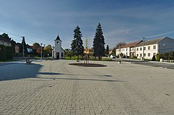 Център на селото с параклиса Успение Богородично