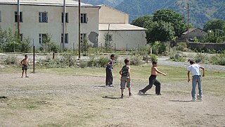 Παιδιά στο Καρβατσάρ παίζουν ποδόσφαιρο