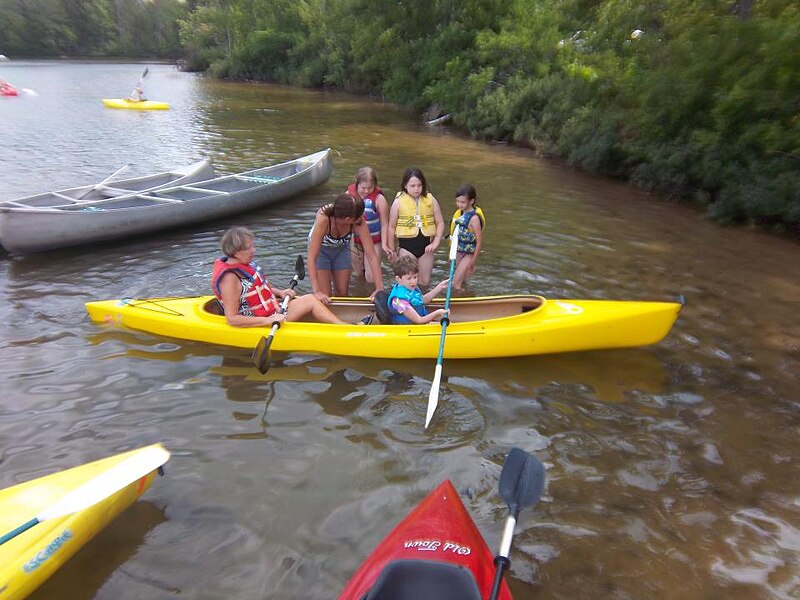 File:Kayak in Marquette.jpg