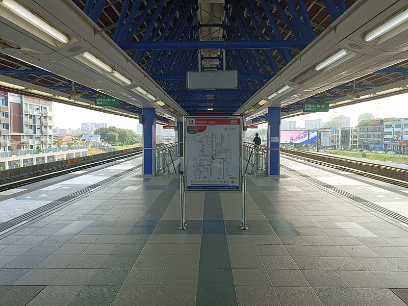 File:Kelana Jaya LRT Station platform (220708).jpg