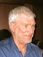 Foto de Ken Ham, que muestra a un hombre con cabello gris y barba fina y gris.