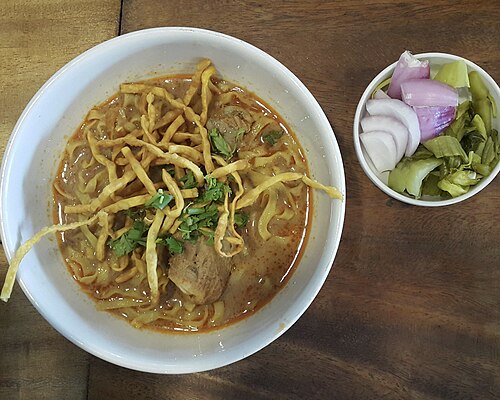 Khao Soi Northern Thai food ข้าวซอย ผักดอง.jpg