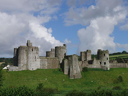 Castle wiki. Замок Кидвелли. Замок Кидвелли реконструкция. Замок Кидвелли (Kidwelly Castle), Уэльс восстановленная компьютерная модель. Уэльс 13 век.