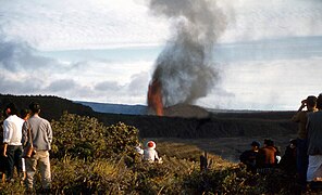 激しくマグマを噴き上げるキラウエアイキ火口。1959年。