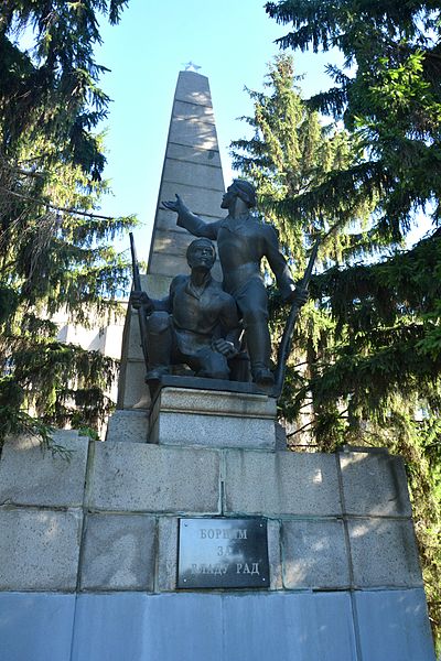 File:Kremenchuk Victory Square Brothery Grave (YDS 7814).jpg