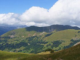 Vue de la montagne de Sulens depuis le pied du mont Charvin à l'est.