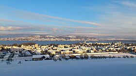 Panorama grada i istoimenog jezera