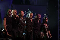 Концертный состав Lacrimosa в 2015 году. Л-П: Юлиен Шмидт (ударные), Джей-Пи (гитара), Йенц Леонхарт (бас), Тило Вольф (вокал), Хенрик Флайман (гитара), Анне Нурми (клавишные, вокал)