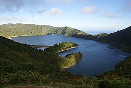 Der nördliche Rand von Lagoa do Fogo (Vordergrund) an der südlichen Grenze der Gemeinde