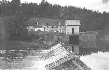 Moulin du Portage in operation with the diversion dam around 1925