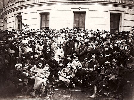 Tập_tin:Lenin,_Trotsky_and_Voroshilov_with_Delegates_of_the_10th_Congress_of_the_Russian_Communist_Party_(Bolsheviks).jpg