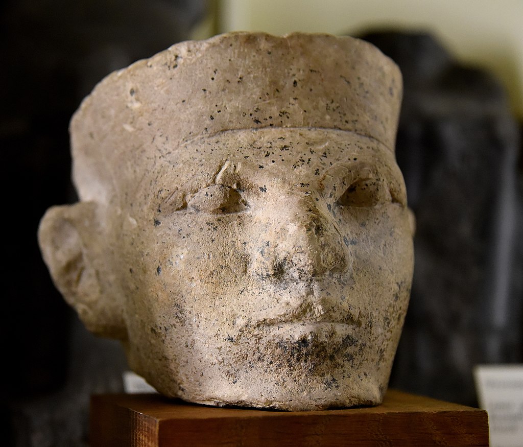 1024px-Limestone_head_of_a_king._Thought_by_Petrie_to_be_Narmer._Bought_by_Petrie_in_Cairo%2C_Egypt._1st_Dynasty._The_Petrie_Museum_of_Egyptian_Archaeology%2C_London.jpg