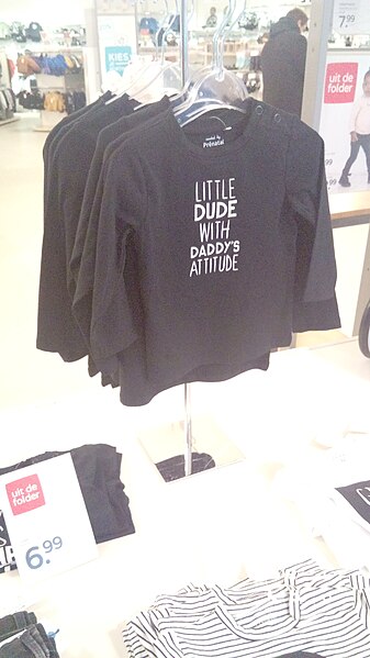 File:Little dude with daddy's attitude black t-shirts at the Prénatal, Groningen (2019).jpg