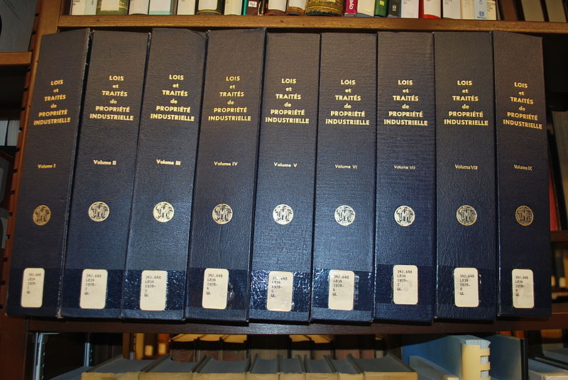 File:Livres bibliothèque Assemblée nationale du Québec02.jpg