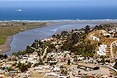 Der Río Maipo führt oft so viel Wasser, dass er trotz er­heb­lich­er Ent­nah­men für intensive Be­wäs­se­rung und Trink­wasser­ge­win­nung noch die Mün­dung in Llolleo erreicht.