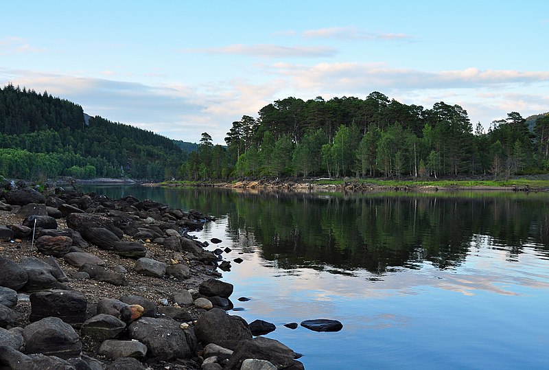 File:Loch Beinn a' Mheadhoin.jpg