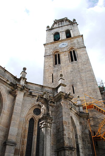 File:Lugo, Catedral, cruceiro e torre do reloxo.jpg